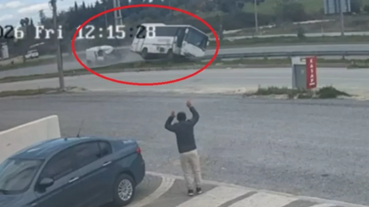 Hafif ticari araç ile midibüs çarpıştı! Feci kazada yaralılar var