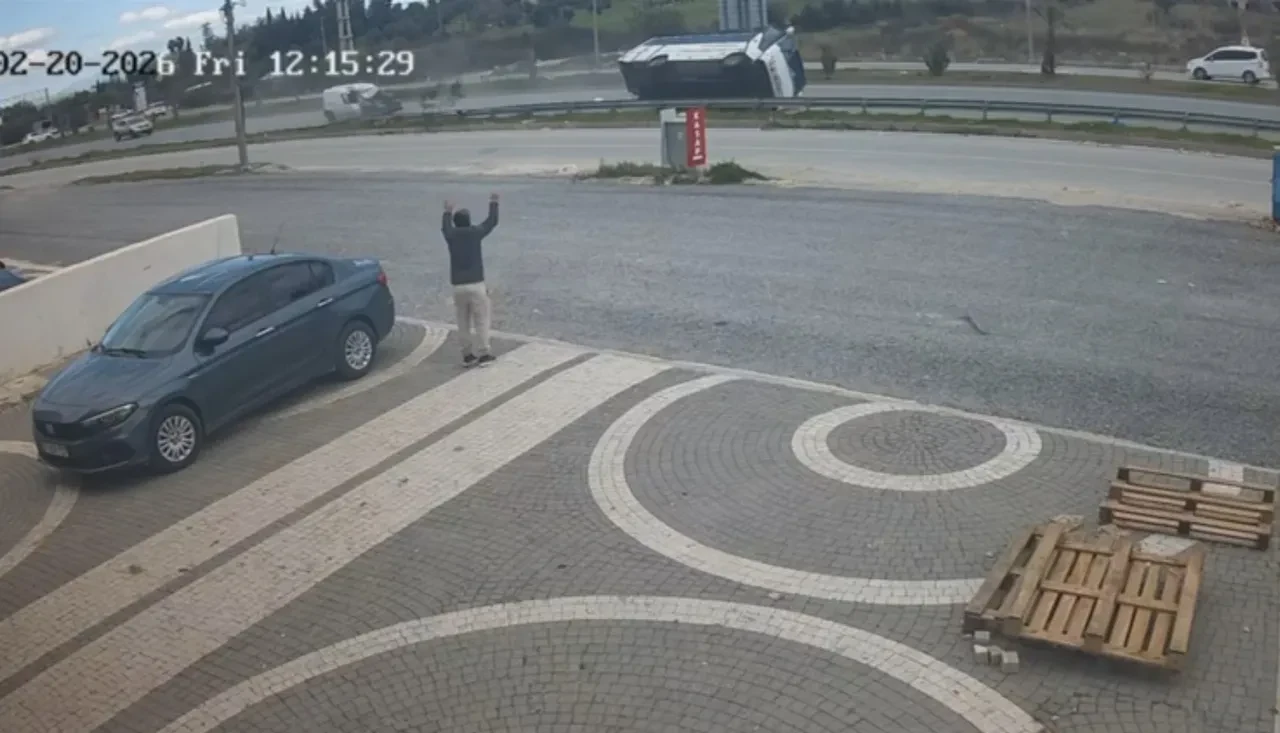 Hafif ticari araç ile midibüs çarpıştı! Feci kazada yaralılar var