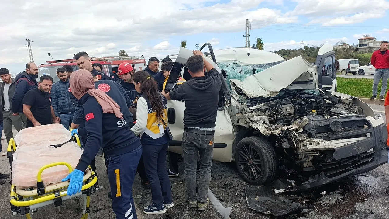 Hafif ticari araç ile midibüs çarpıştı! Feci kazada yaralılar var