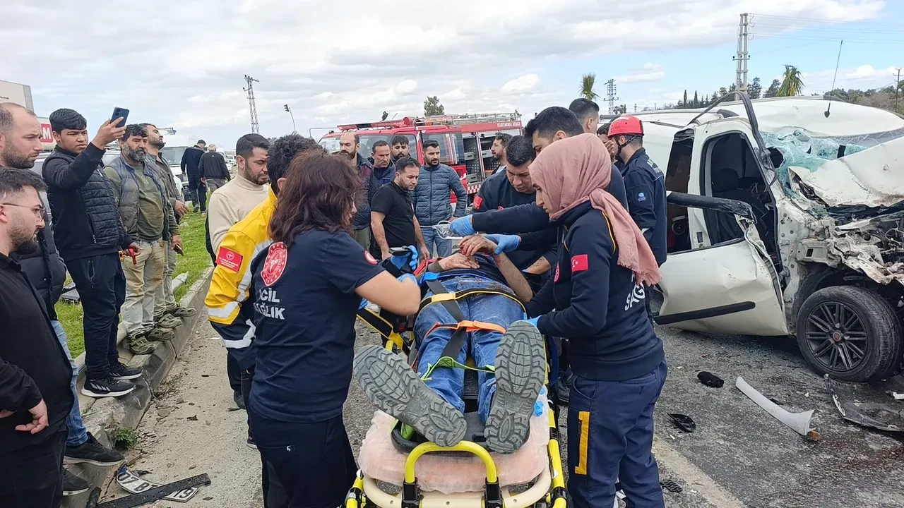 Hafif ticari araç ile midibüs çarpıştı! Feci kazada yaralılar var