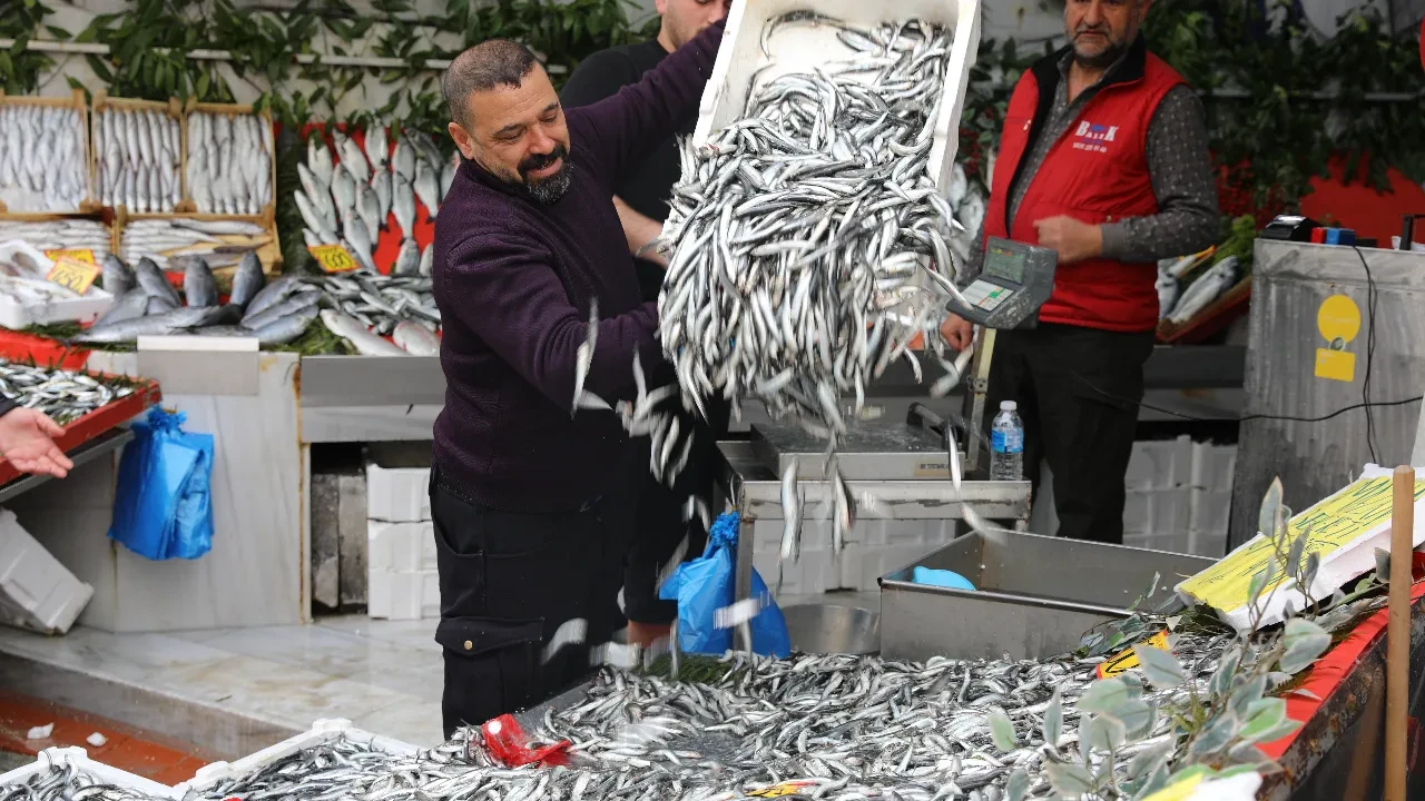 Hamside ramazan bereketi: İftar sofraları ucuz balıkla şenlendi