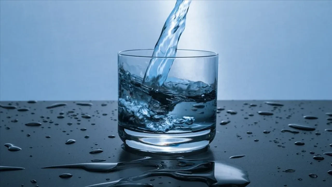 Hangi yaşta ne kadar su içilmeli? 7'den 70'e herkesin yanlış bildiği 'su içme formülü' sil baştan yazıldı...
