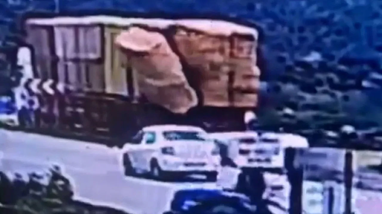 İzmir'de feci ölüm! Tırdan üzerinden düşen saman balyası yüzünden can verdi