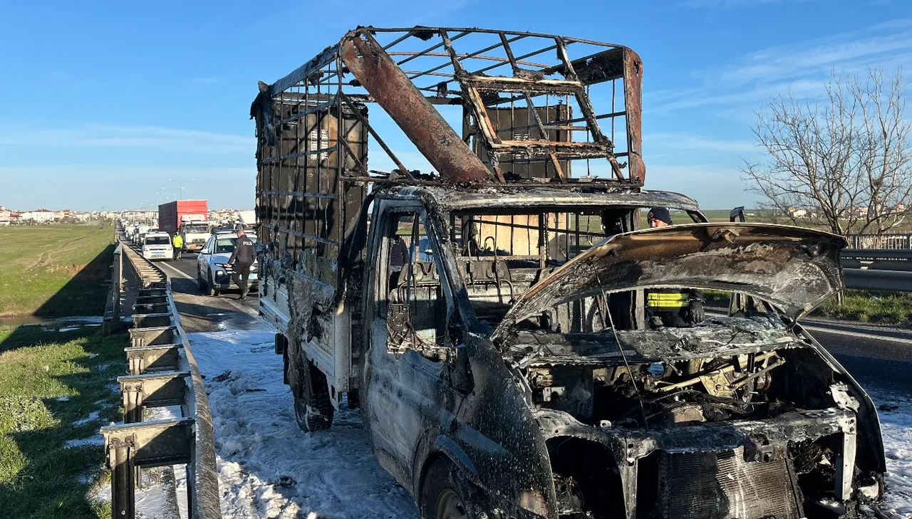 Kamyonet dakikalar içinde demir yığınına dönüştü! O anlar kamerada