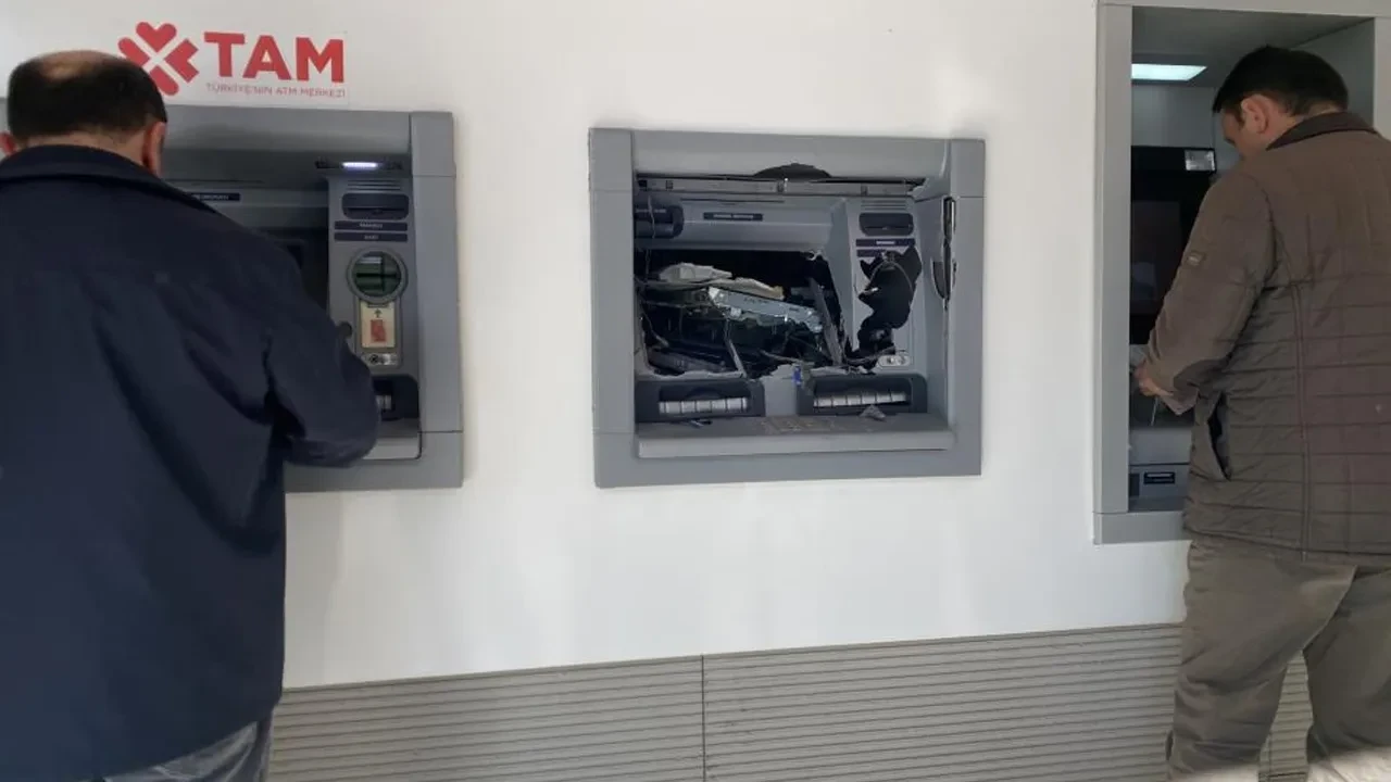 Kastamonu'da ATM'den para çekemeyen kişi balyozla parçaladı