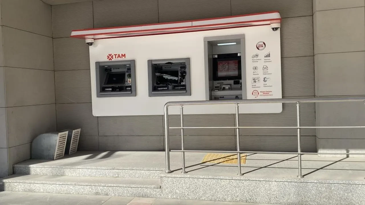 Kastamonu'da ATM'den para çekemeyen kişi balyozla parçaladı