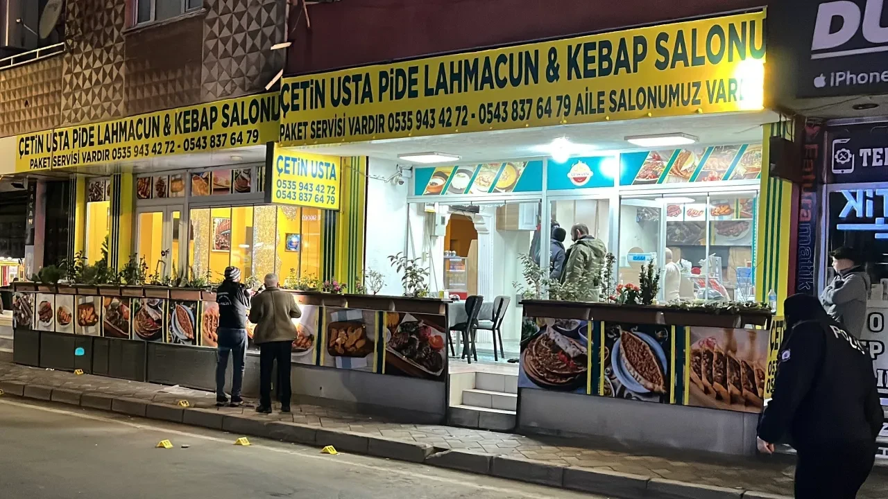 Kebapçıya silahlı saldırı kamerada! Dükkanı böyle kurşun yağmuruna tuttular