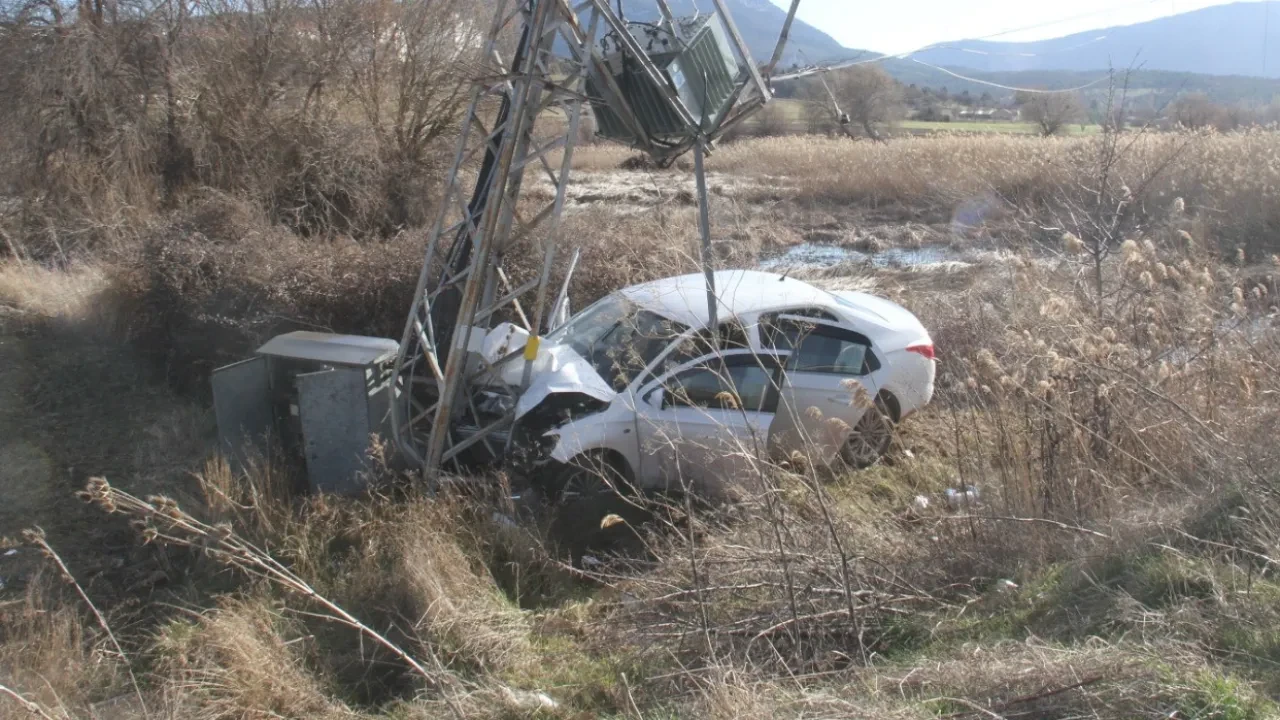 Konya'da otomobil elektrik direğine çarptı! Feci kazada yaralılar var