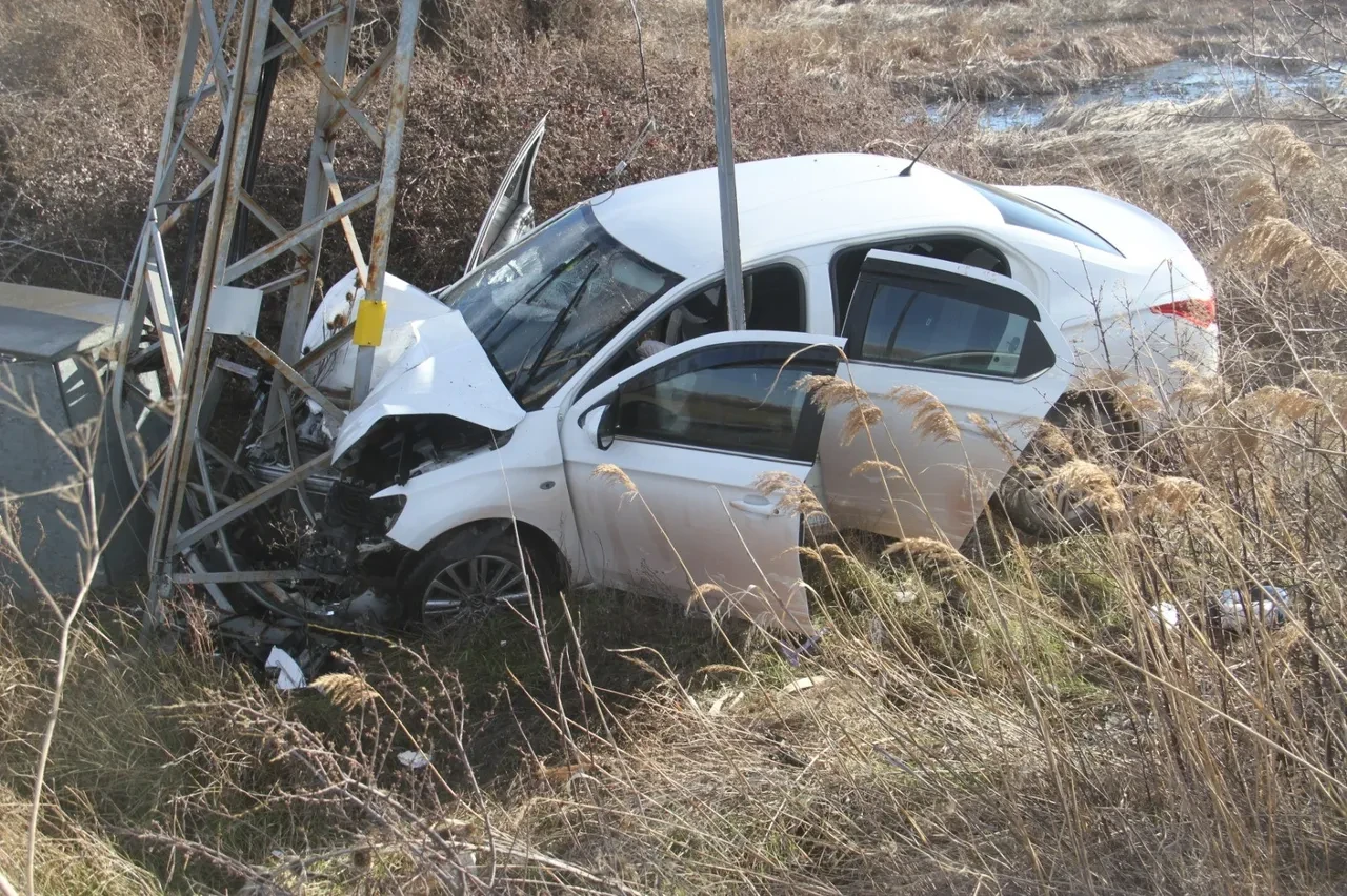 Konya'da otomobil elektrik direğine çarptı! Feci kazada yaralılar var
