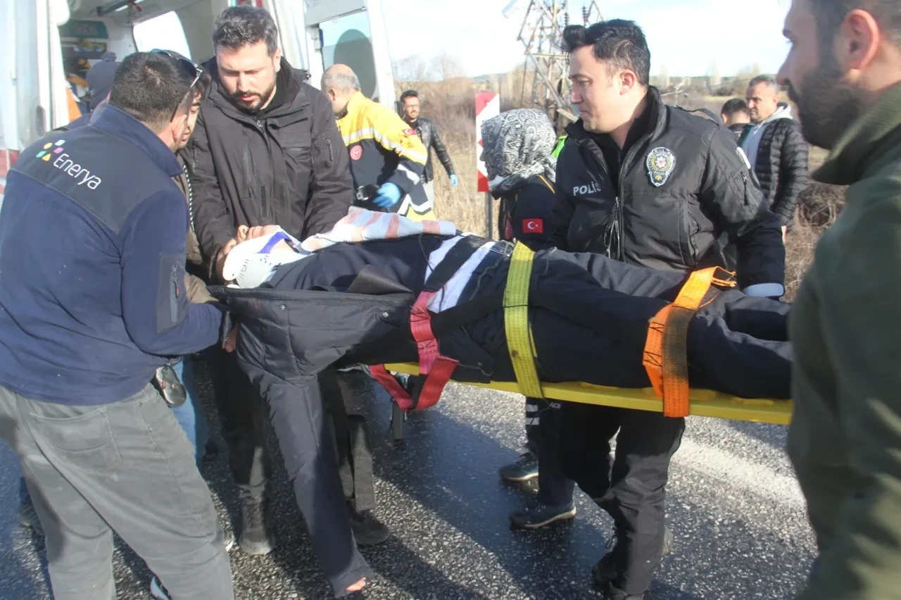 Konya'da otomobil elektrik direğine çarptı! Feci kazada yaralılar var