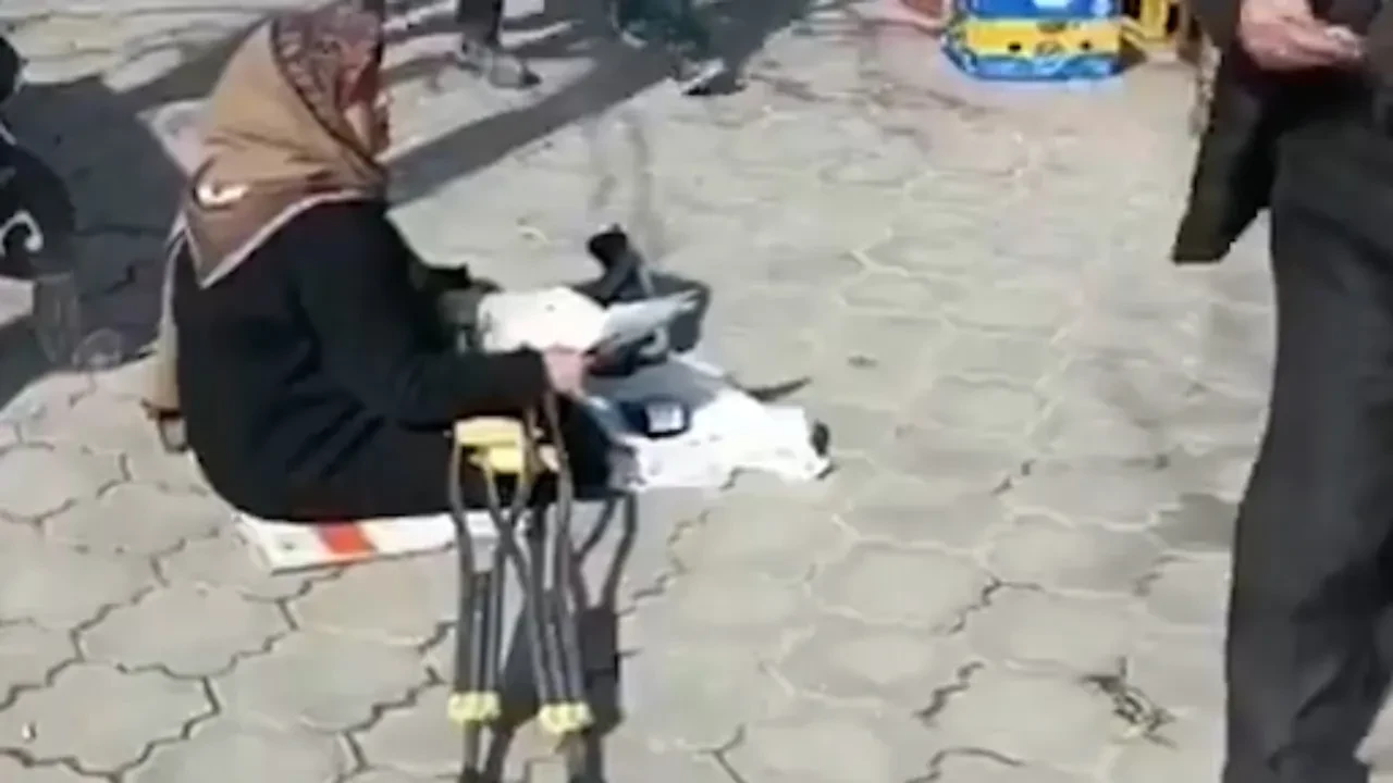 POS cihazlı dilenci görenleri şoke etti! Nakit parası olmayanlardan temassız aldı 