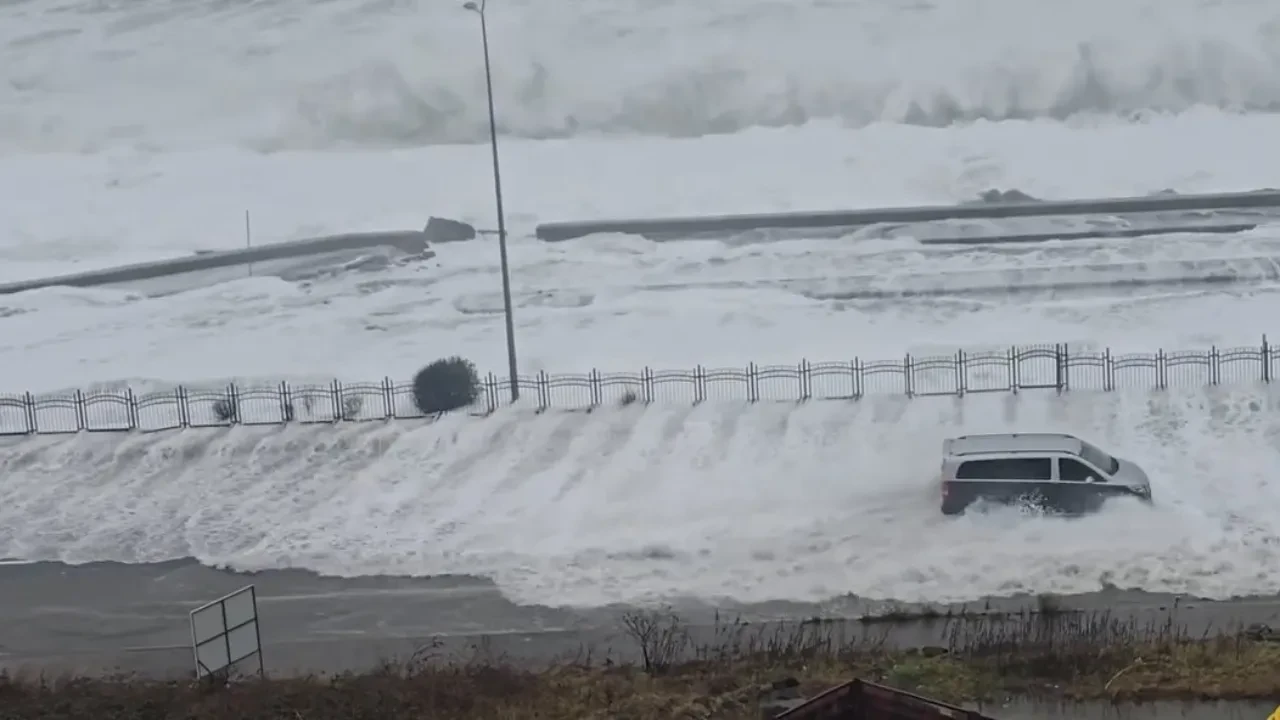 Rize'de bir vatandaşın, dev dalgalara verdiği tepki sosyal medyada gündem oldu 