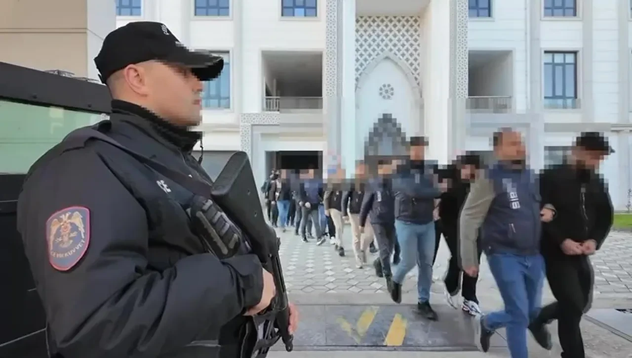 Siber dolandırıcılar yakalandı, cep telefonlarının çıktığı yer görenleri şaşırttı!