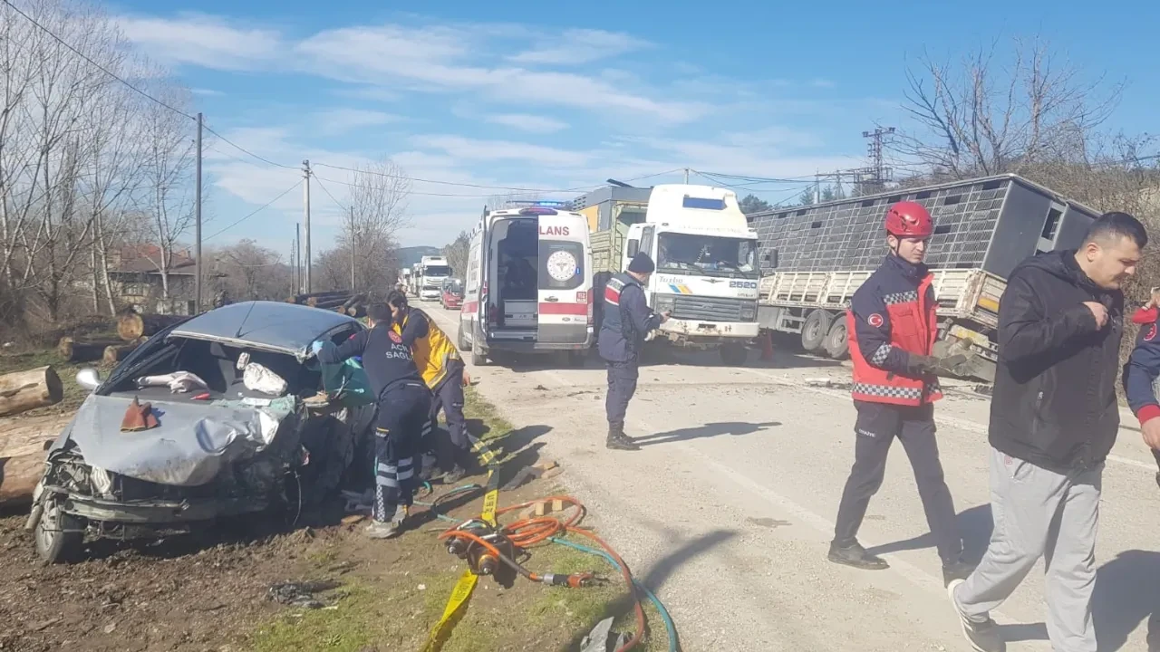 Tır ile otomobil kafa kafaya çarpıştı! Feci kaza can aldı