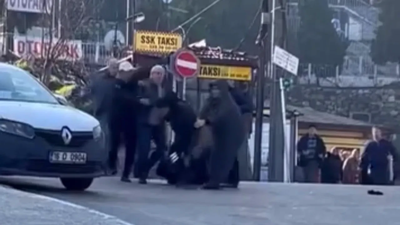 Trafikte tekme tokat birbirlerine girdiler! Yol verme kavgası kamerada