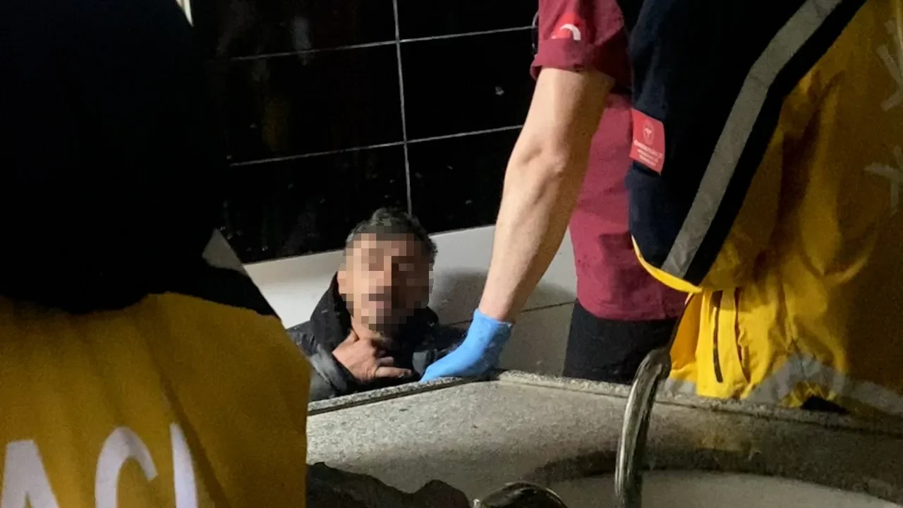 Tuvalette hareketsiz bulundu! Herkes öldüğünü sandı, uyuduğu ortaya çıktı