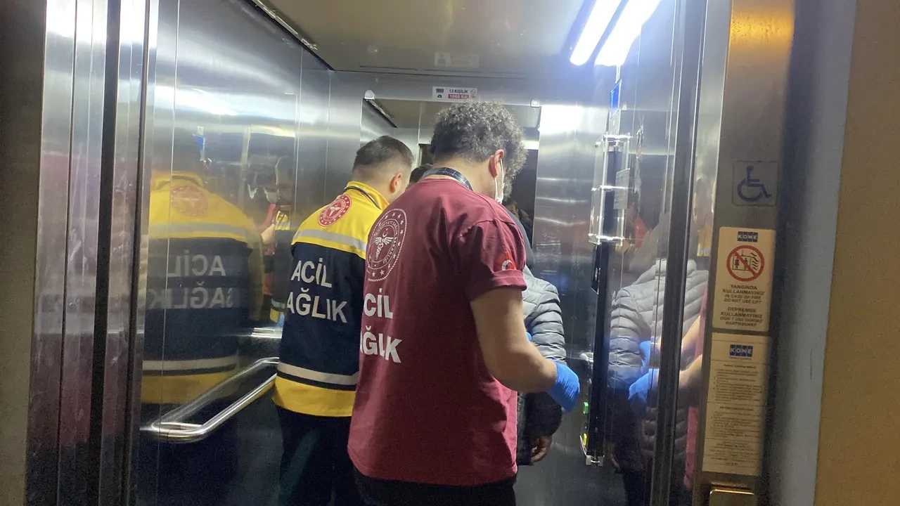 Tuvalette hareketsiz bulundu! Herkes öldüğünü sandı, uyuduğu ortaya çıktı