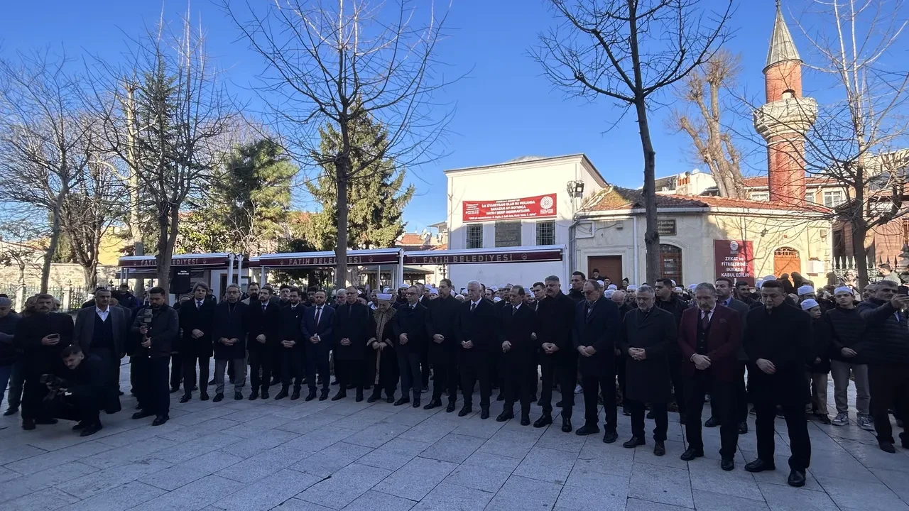 Yıllardır süregelen gelenek bozulmadı: Hırka-i Şerif ziyarete açıldı!