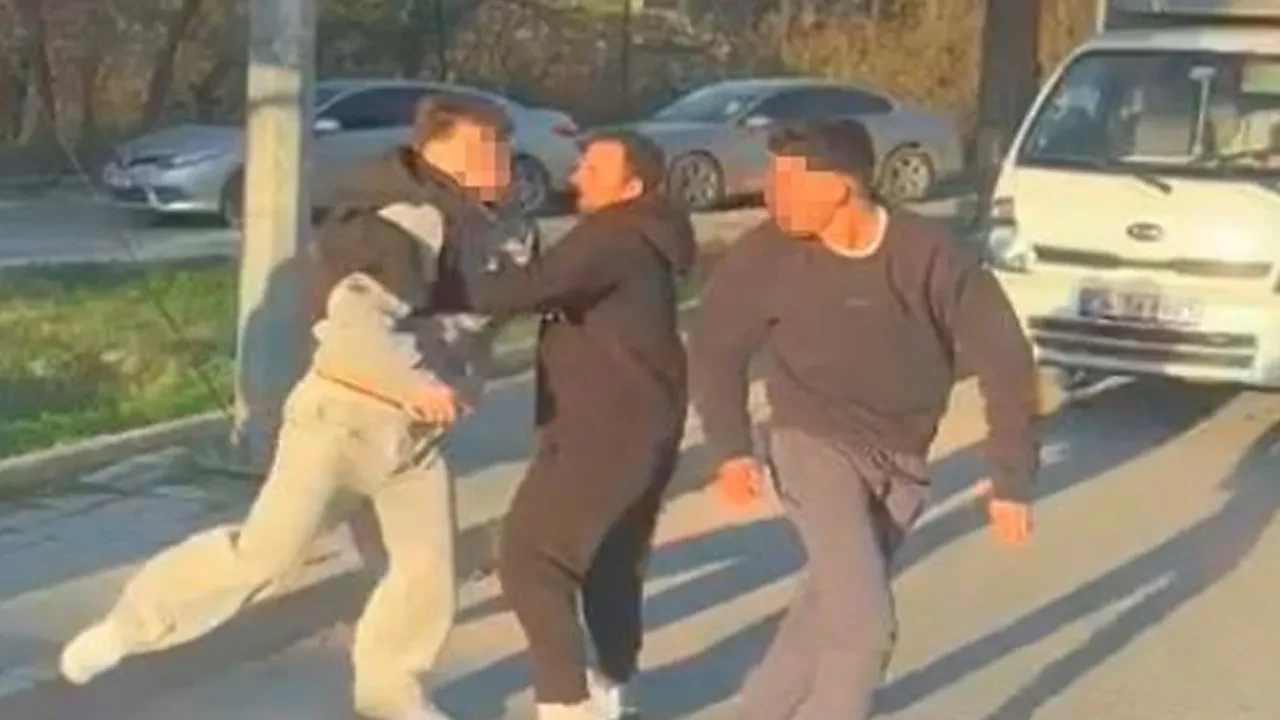 Yol verme kavgasında yumruklar havada uçuştu! Cadde boks ringini aratmadı