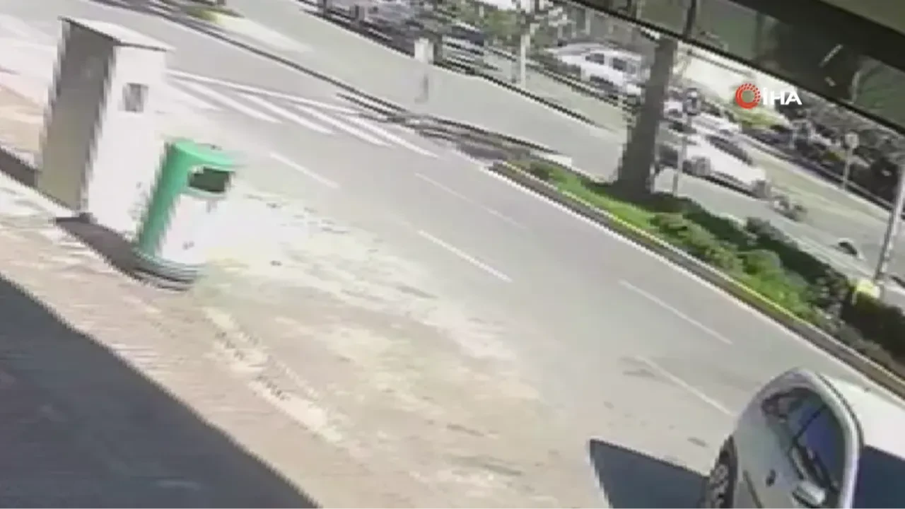 Antalya'da korkunç kaza! Otomobil ile motosiklet çarpışma anı kamerada: 1 yaralı