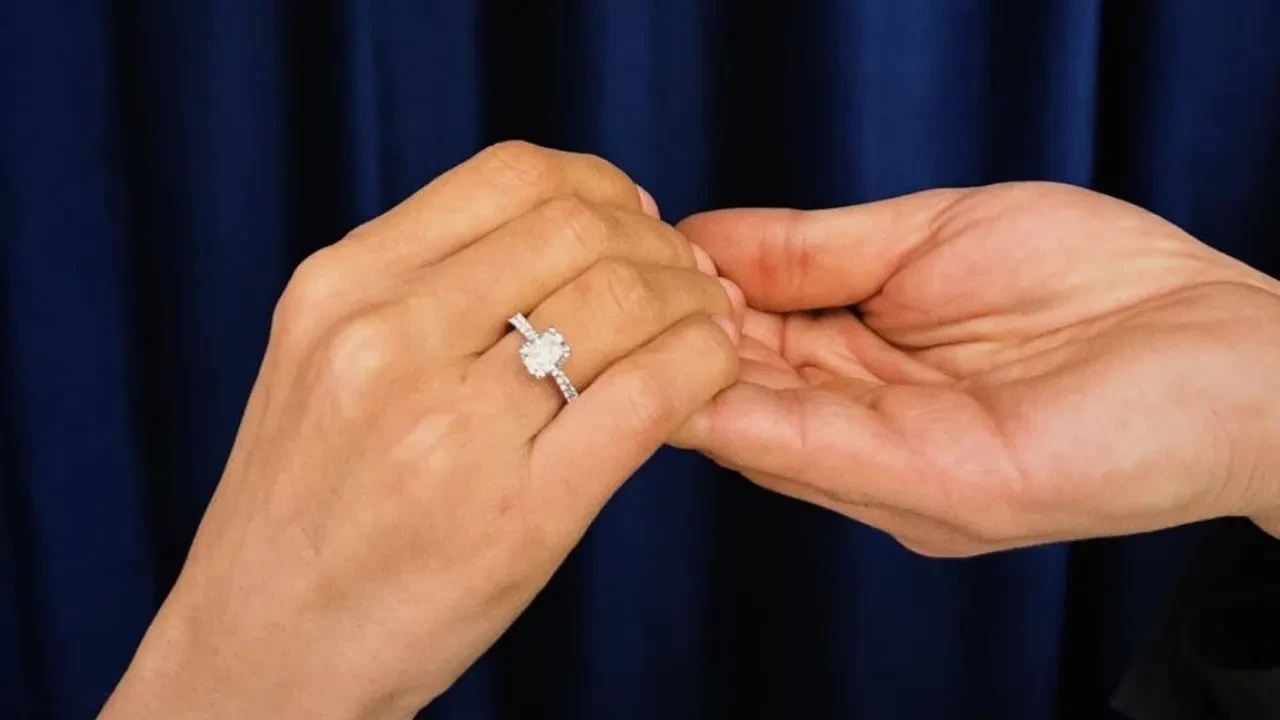 Asil Gök’ten Derya Uluğ’a sürpriz evlenme teklifi! Romantik anlar sosyal medyayı salladı