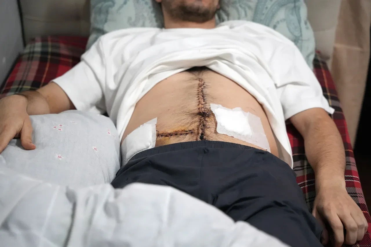 Bağcılar'da dövülen çocuğu kurtarmak isterken bıçaklandı: Şimdi de tehditlerle uğraşıyor