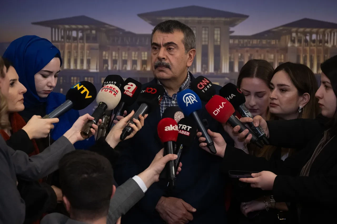 Bakan Tekin'den bildiriye sert tepki: 'Ben Özgür Özel kadar midesi geniş değilim'