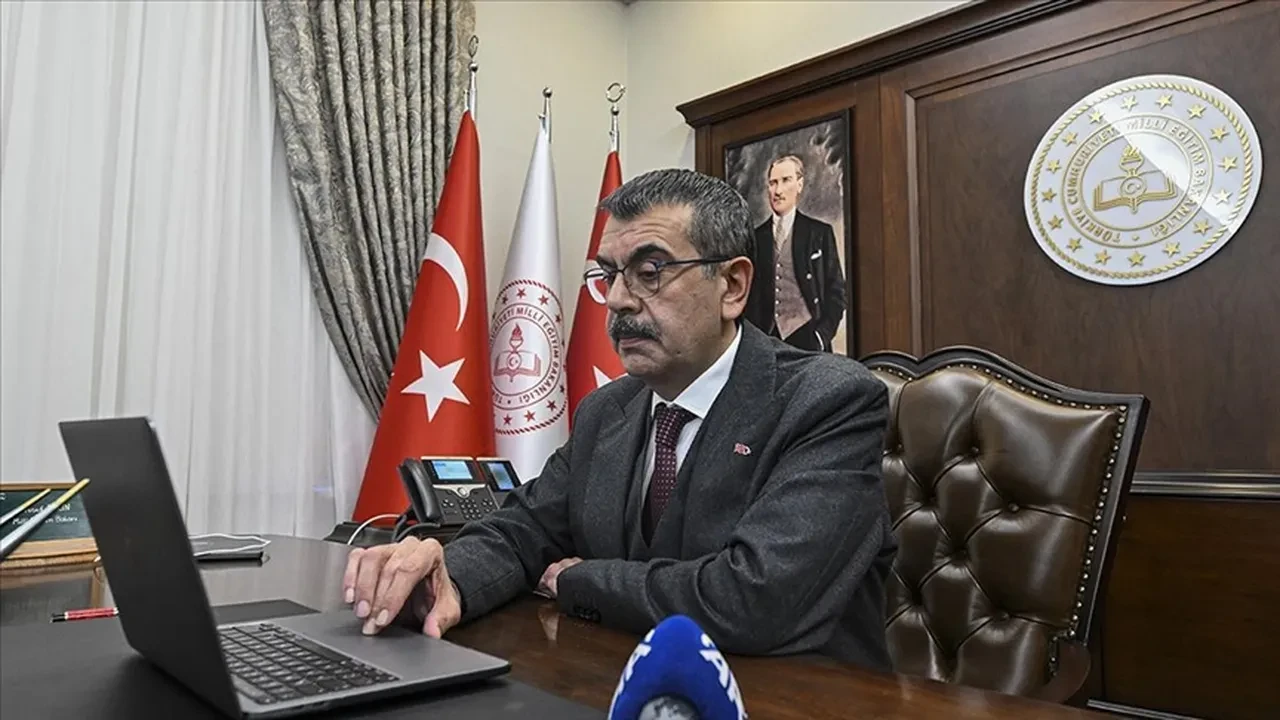 Bakan Tekin'den bildiriye sert tepki: 'Ben Özgür Özel kadar midesi geniş değilim'