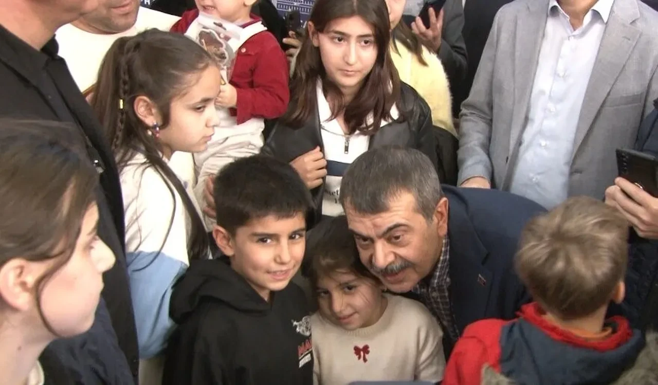 Bakan Tekin'den bildiriye sert tepki: 'Ben Özgür Özel kadar midesi geniş değilim'