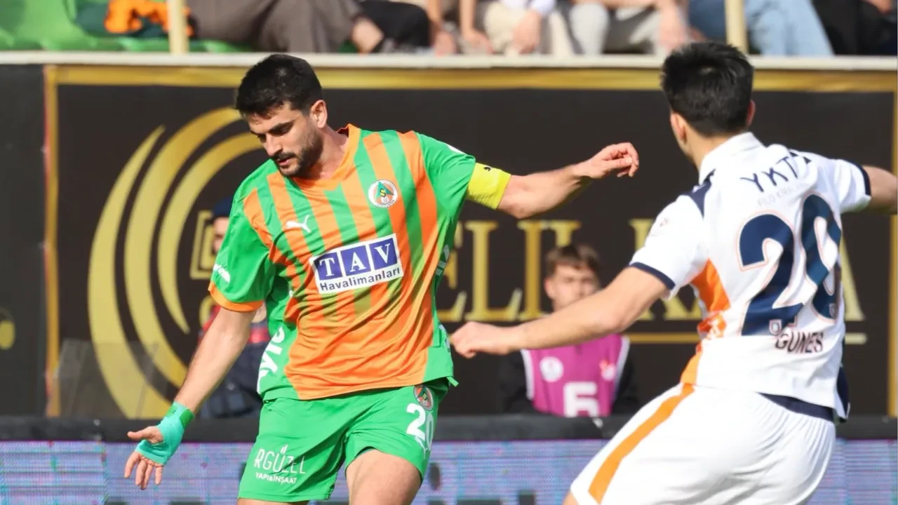 Başakşehir Akdeniz'de galip geldi: Alanyaspor deplasmanında zafer!