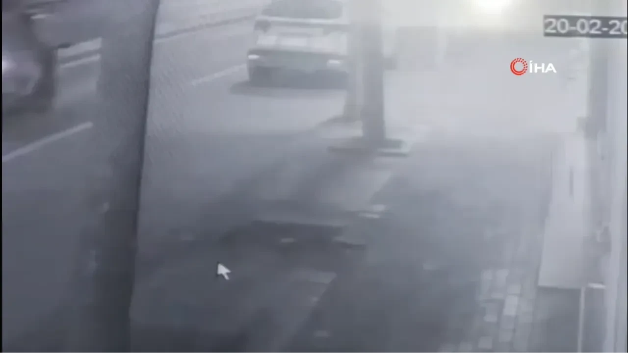 Bursa'da feci kaza kamerada! İki motosiklet böyle çarpıştı: 1'i hamile 2 yaralı