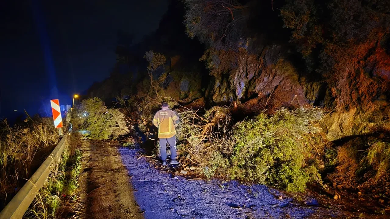 Bursa’da toprak kayması: Mudanya-Kurşunlu yolu trafiğe kapandı