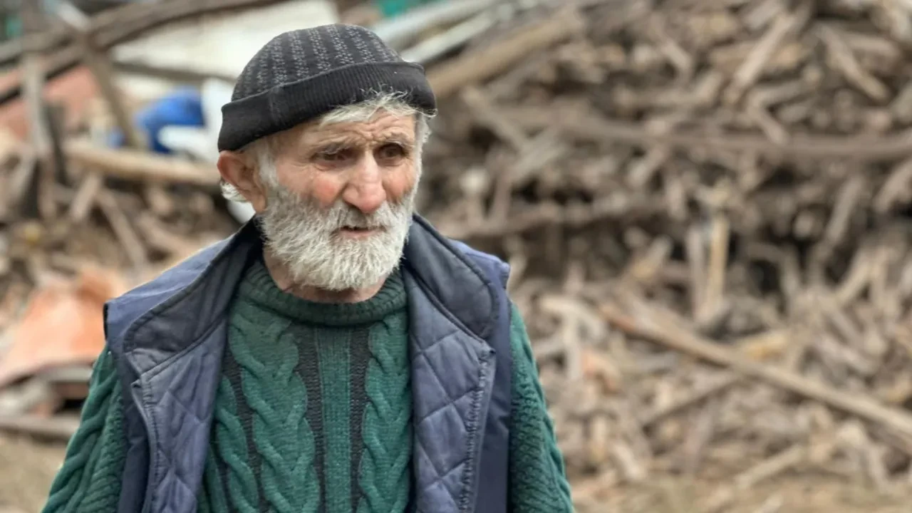 Çatışan düşerek hayatını kaybetti! Evinden 20 kamyon çöp çıkartılmıştı