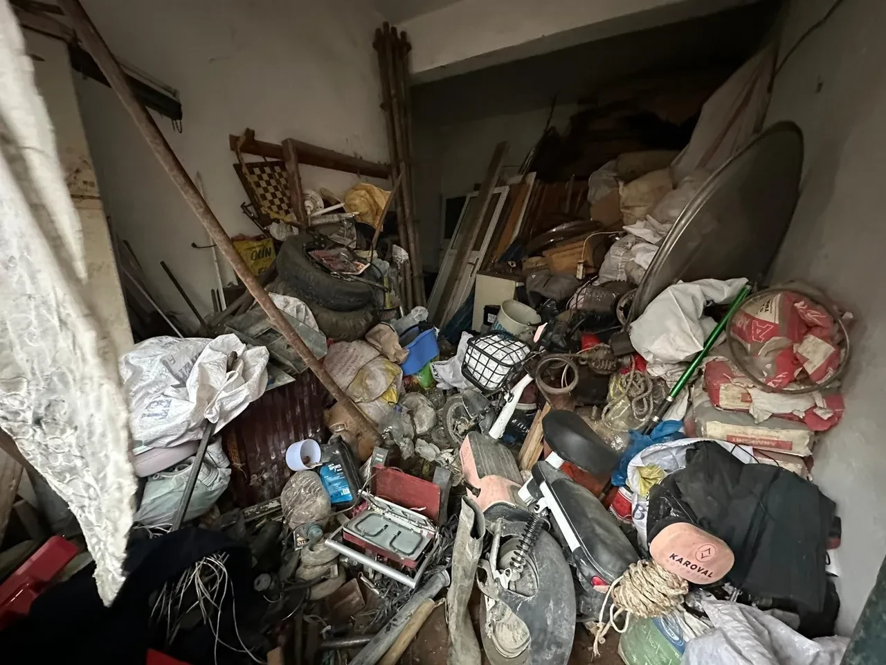 Çatıdan düşerek hayatını kaybetti! Evinden 20 kamyon çöp çıkartılmıştı