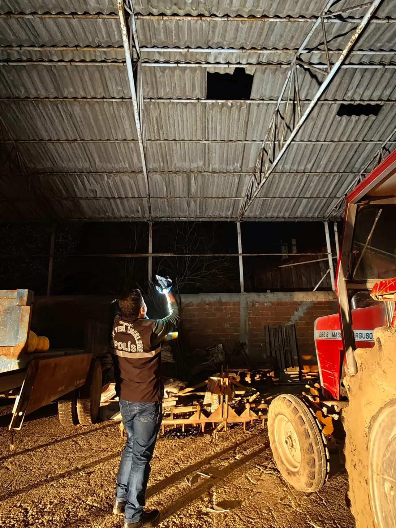 Çatıdan düşerek hayatını kaybetti! Evinden 20 kamyon çöp çıkartılmıştı