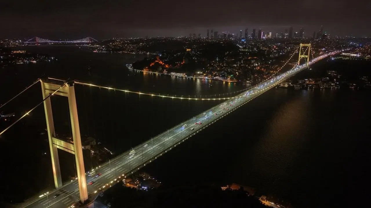 Fatih Sultan Mehmet Köprüsü kanserle mücadele eden çocuklar için rengini değiştirdi