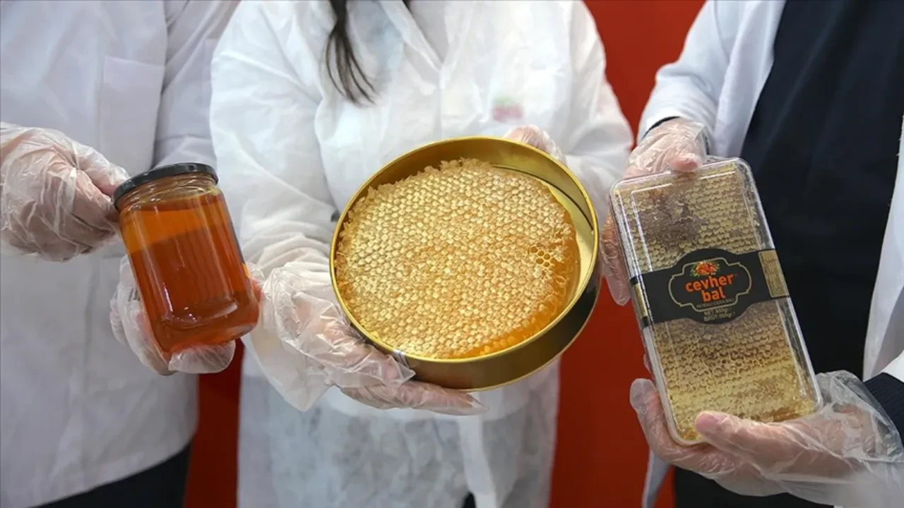 Her derde iyi geliyor, faydaları saymakla bitmiyor ama… Metal kaşıkla yenilince faydaları bitiyor mu?