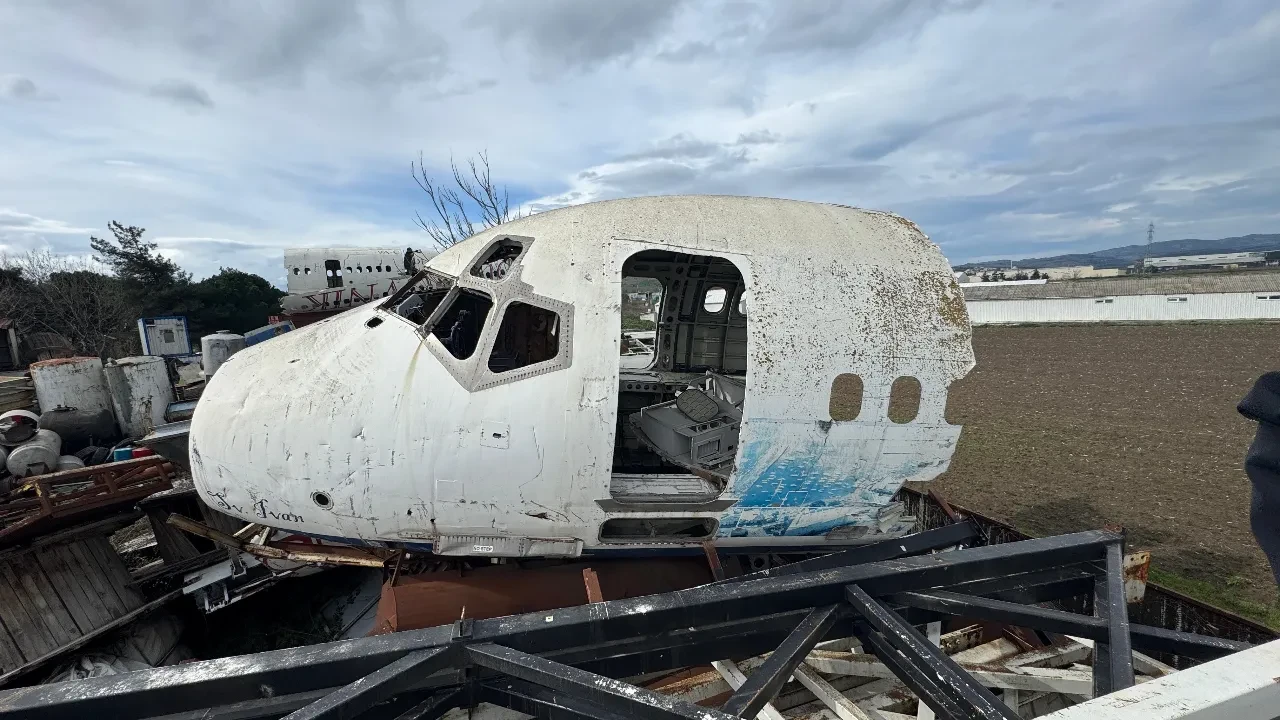 Hurdalıkta bekleyen milyonluk yolcu uçağı! Parçalara bölündü, 7 tır ile taşındı: İşte istenen fiyat