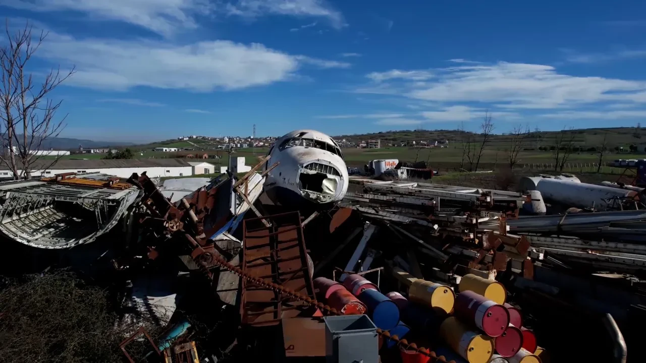 Hurdalıkta bekleyen milyonluk yolcu uçağı! Parçalara bölündü, 7 tır ile taşındı: İşte istenen fiyat 