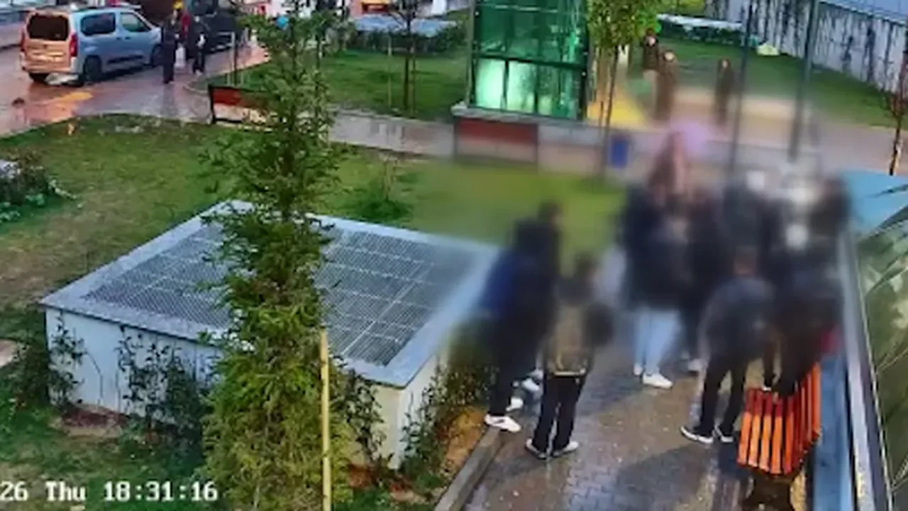 İstanbul'da metro çıkışında dehşet! Çocuklar tarafından 6 yerinden bıçaklandı: Üzerine bir de taşlandı 