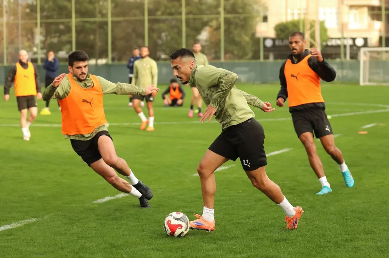 Juventus'u deviren Galatasaray Konya virajında! Okan Buruk'tan beklenmedik karar: Yıldız isim yok! İşte Konyaspor-Galatasaray muhtemel 11'leri...