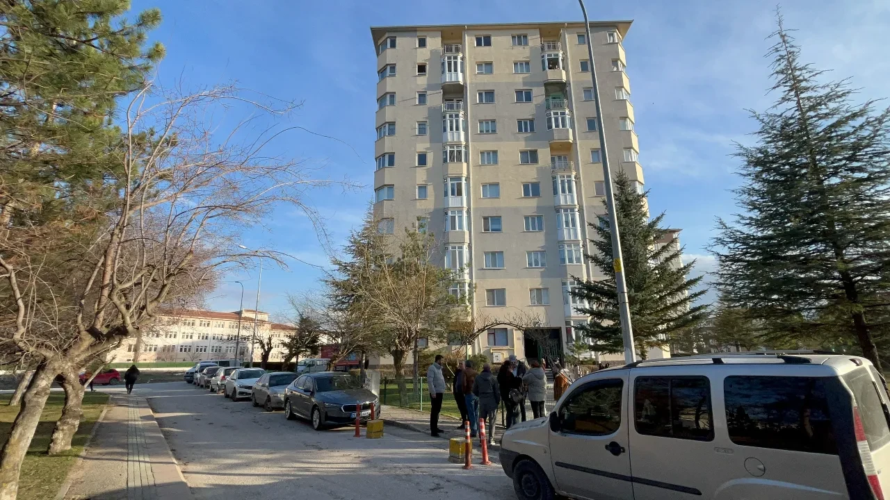 Komşular arasında anlaşmazlıkta bıçaklar çekildi: Kavga kanla bitti