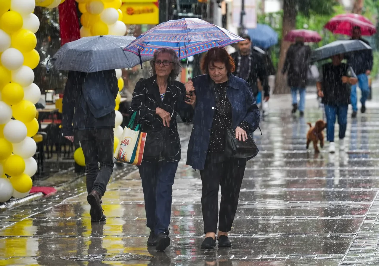 Meteoroloji'den 3 bölge için fırtına ve sağanak uyarısı: Çok kuvvetli yağacak!
