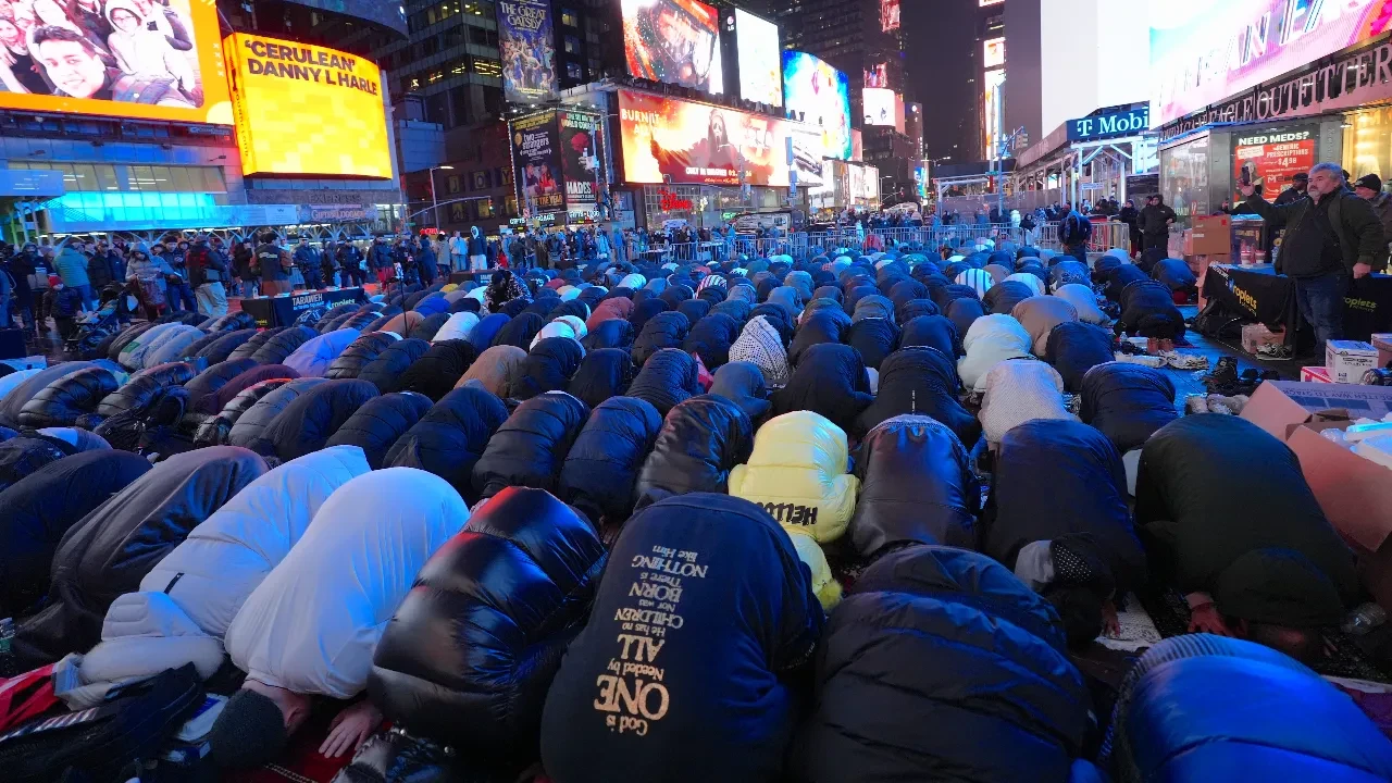 New York'ta ezan sesleri: Yüzlerce Müslüman Times Meydanı'nda teravih namazı kıldı
