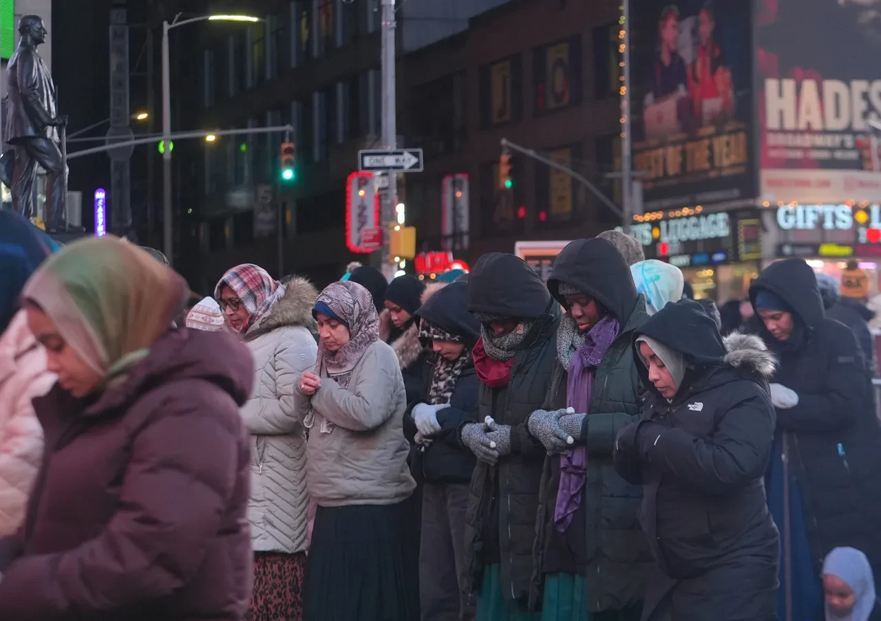 New York'ta ezan sesleri: Yüzlerce Müslüman Times Meydanı'nda teravih namazı kıldı