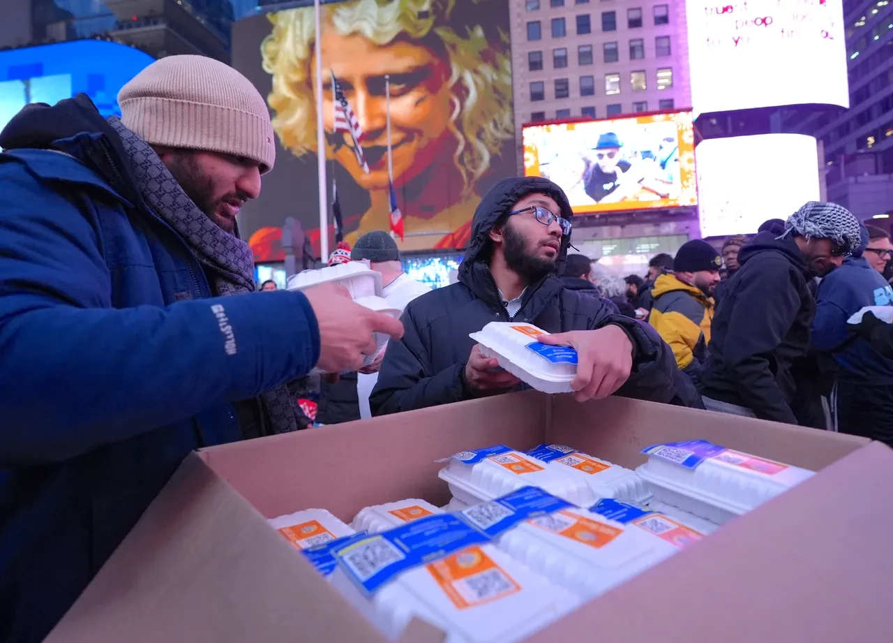 New York'ta ezan sesleri: Yüzlerce Müslüman Times Meydanı'nda teravih namazı kıldı