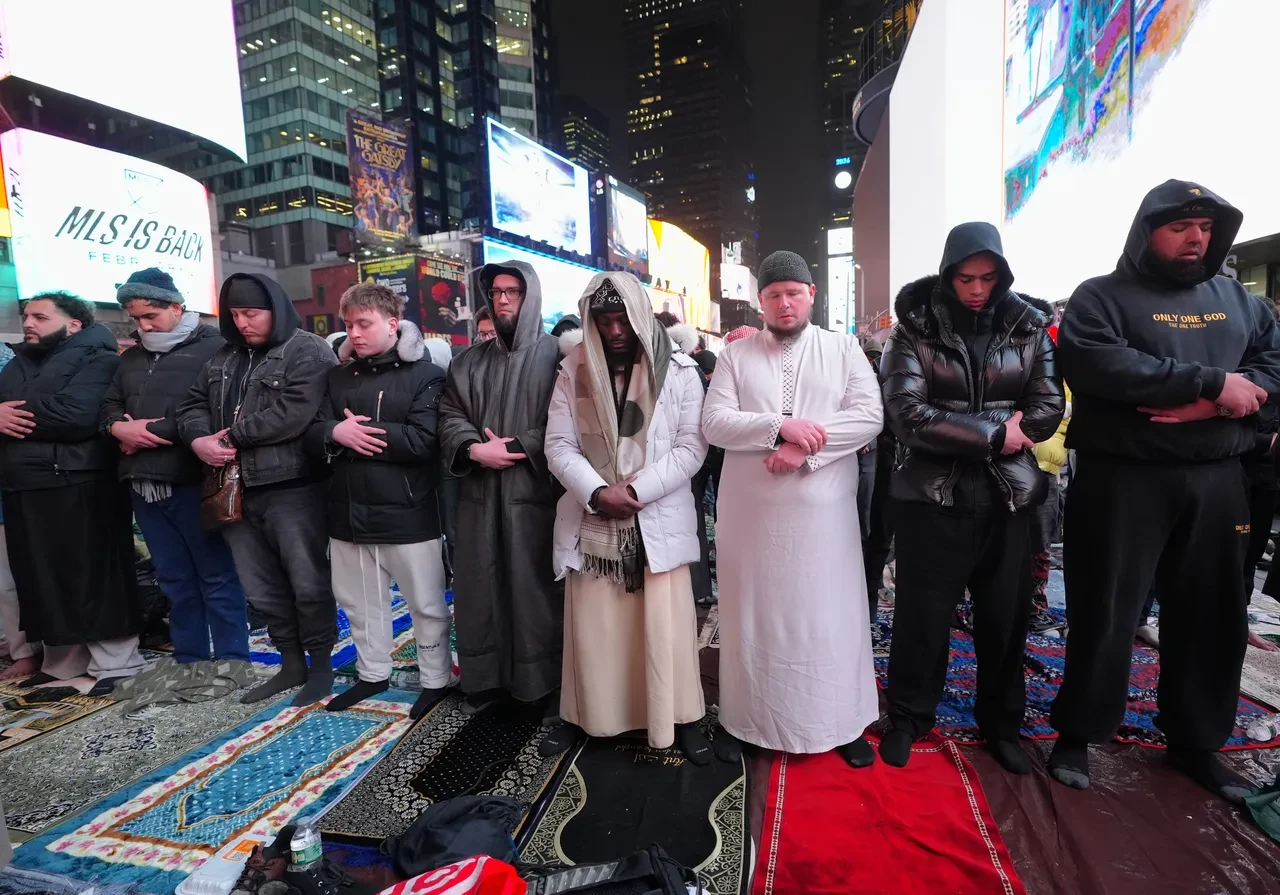 New York'ta ezan sesleri: Yüzlerce Müslüman Times Meydanı'nda teravih namazı kıldı