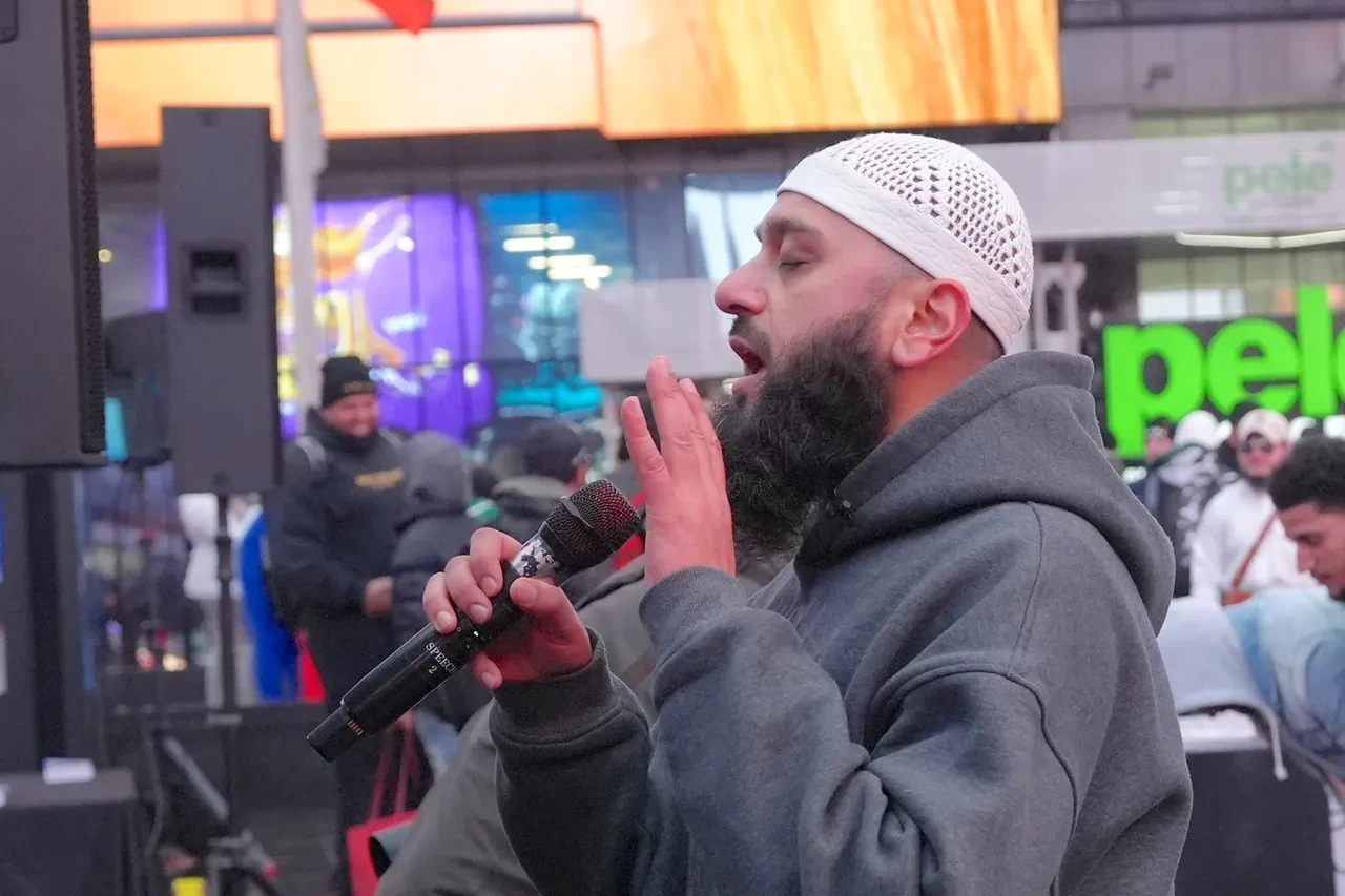 New York'ta ezan sesleri: Yüzlerce Müslüman Times Meydanı'nda teravih namazı kıldı