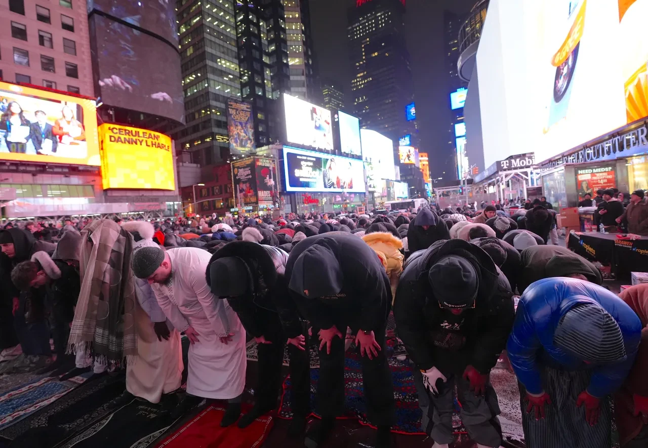 New York'ta ezan sesleri: Yüzlerce Müslüman Times Meydanı'nda teravih namazı kıldı