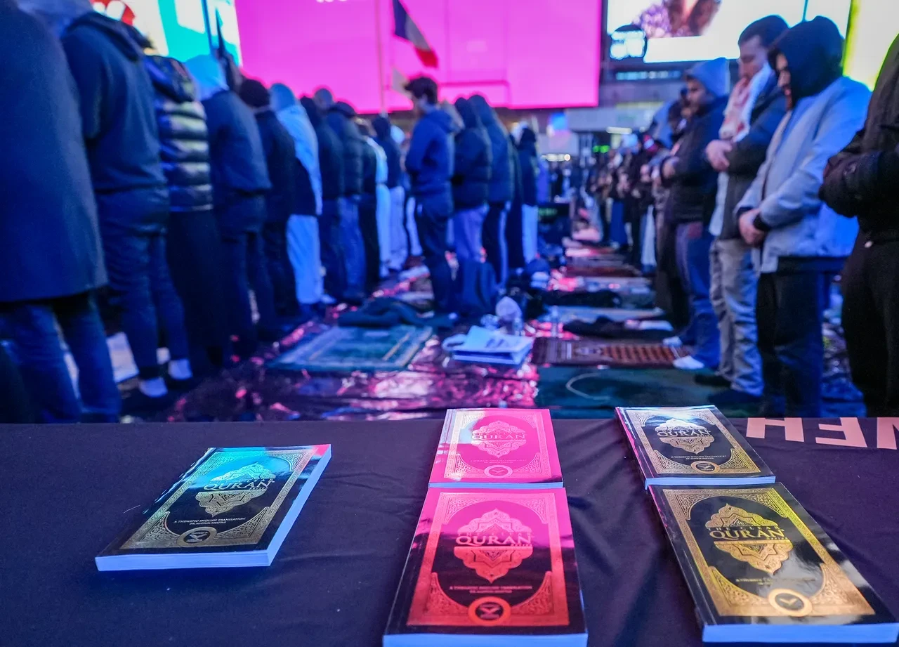 New York'ta ezan sesleri: Yüzlerce Müslüman Times Meydanı'nda teravih namazı kıldı